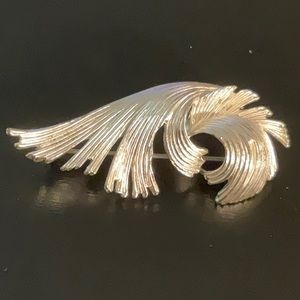 Vintage Sarah Coventry Pin Brooch Silver Toned Textured Swirled Leaves Design